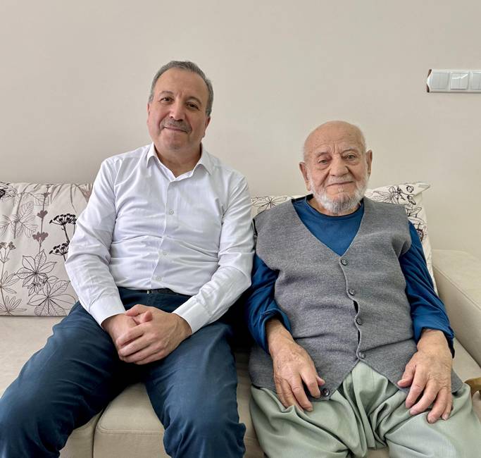 AK Parti Isparta Milletvekili Mehmet Uğur Gökgöz, Milli Görüş hareketinin Isparta’daki öncü isimlerinden ve Milli Selamet Partisi’nin eski il başkanlarından Kemal Gençtürk’ü ziyaret etti. Prof. Dr. Necmettin Erbakan’ın yol ve dava arkadaşı olan Gençtürk ile bir araya gelen Gökgöz, geçmişi yâd ederek keyifli bir sohbet gerçekleştirdi. Ziyaret esnasında Kemal Gençtürk’ün tecrübelerini ve nasihatlerini dinleyen Milletvekili Gökgöz, misafirperverlikleri ve duaları için teşekkürlerini iletti. Gökgöz, Milli Görüş hareketine uzun yıllar hizmet etmiş olan Gençtürk’e sağlıklı ve uzun ömürler dileyerek, bu tür ziyaretlerin geçmişle gelecek arasında köprü kurma noktasındaki önemine vurgu yaptı.