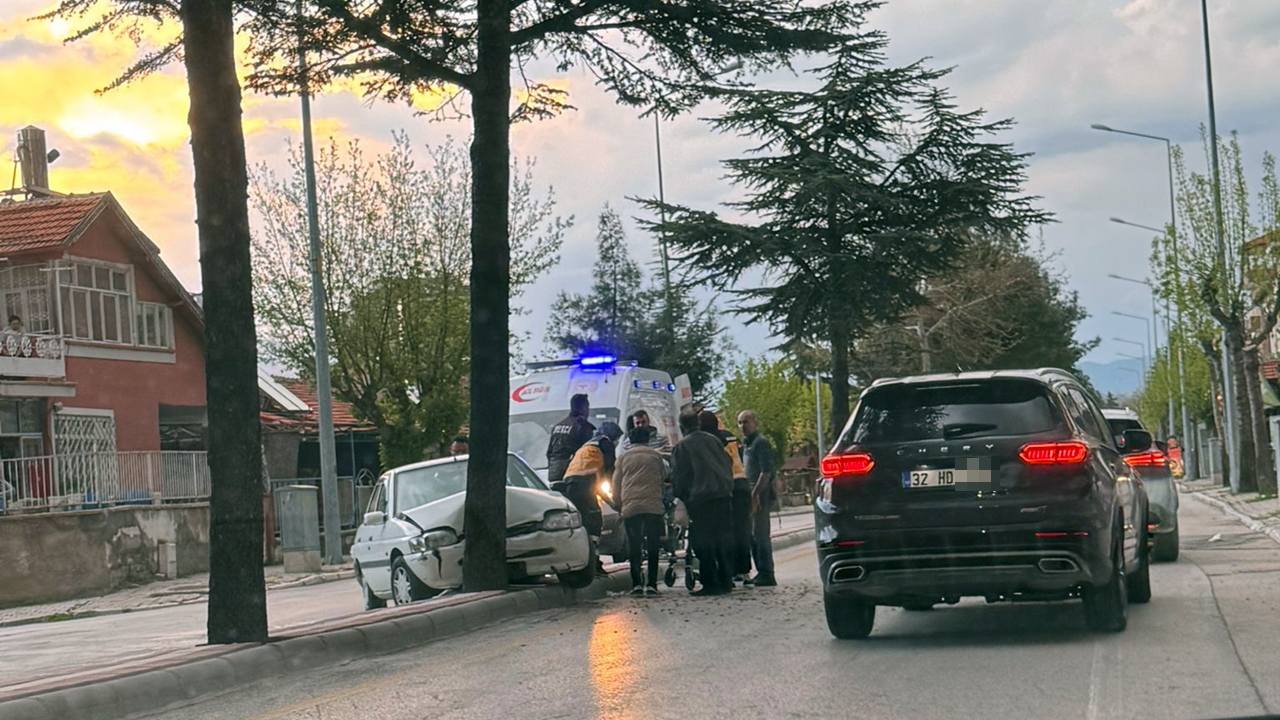 Isparta Gülistan Mahallesi’nde meydana gelen trafik kazasında kontrolden çıkan otomobil, orta refüjdeki ağaçlara çarptı. Kazada yaralanan sürücü, olay yerine gelen ambulansla hastaneye kaldırıldı.

Edinilen bilgilere göre olay, Gülistan Polis Merkezi mevkii üzerinde meydana geldi. Henüz belirlenemeyen bir nedenle sürücüsünün direksiyon hakimiyetini kaybettiği otomobil, savrularak yol ortasındaki ağaçlara çarptı. Çarpmanın şiddetiyle araçta büyük çaplı maddi hasar oluşurken, sürücü araç içerisinde yaralandı.

Kazayı gören çevredeki vatandaşlar ve polis merkezi görevlileri durumu hemen sağlık ekiplerine bildirdi. Kısa sürede olay yerine ulaşan 112 Acil Servis ekipleri, yaralı sürücüye ilk müdahalede bulundu. Yaralı, ardından tedavi edilmek üzere hastaneye sevk edildi.

Kaza nedeniyle yolda trafik bir süre kontrollü olarak sağlandı. Polis ekipleri olay yerinde inceleme başlatırken, kazaya karışan aracın çekici yardımıyla yoldan kaldırılması için çalışma başlatıldı.