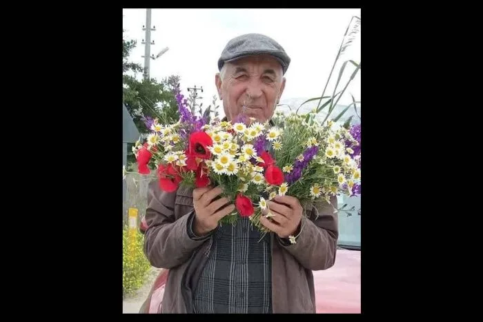 ⚡SENİRKENT’TE VEFAT: DSİ EMEKLİSİ HÜSEYİN TAVLI SON YOLCULUĞUNA UĞURLANDI

Isparta’nın Senirkent ilçesi sakinlerinden, Devlet Su İşleri’nden (DSİ) emekli Hüseyin Tavlı hayatını kaybetti.

Nuri Tavlı’nın kardeşi ve öğretmen Dilek İmren’in babası olan merhum Hüseyin Tavlı’nın vefatı, ailesi ve Senirkent halkı arasında büyük üzüntü yarattı.

Merhumun cenazesi, 16 Nisan 2026 Perşembe (bugün) öğle namazına müteakip Senirkent Hıdır Çelebi Mahallesi Pazar Koca Camii’nde kılınan cenaze namazının ardından dualarla Işıklar Mezarlığı’na defnedilerek son yolculuğuna uğurlandı.

Gazete32 ailesi olarak merhuma Allah’tan rahmet, kederli ailesine ve yakınlarına sabır ve başsağlığı dileriz.