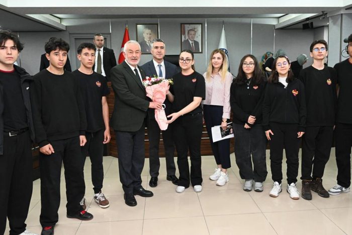 Aslı Derbent Özkan Isparta Anadolu Lisesi Öğrencileri Belediye Meclisi’ne Konuk Oldu