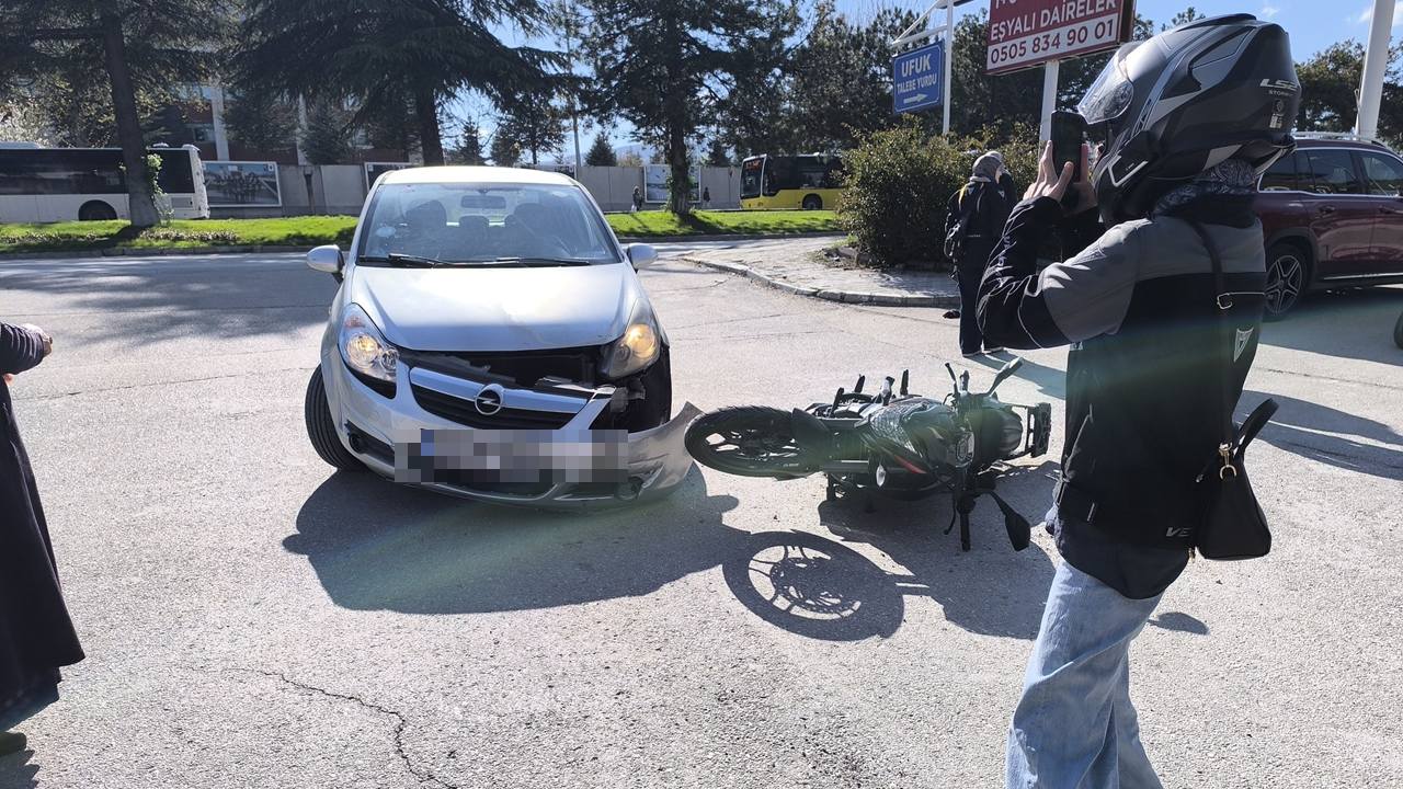 Isparta’nın en yoğun güzergahlarından biri olan Çünür yolu, yeni Emniyet Müdürlüğü mevkiindeki tali yol çıkışları nedeniyle sürücülerin korkulu rüyası haline geldi. Dün akşam saatlerinde meydana gelen kazada bir otomobil, tali yoldan çıkan mobilet ile çarpışarak kullanılamaz hale geldi.

"3 Metre Kala Hızla Vurdu"
Sosyal medya üzerinden mağduriyetini dile getiren bir vatandaş, yeni Emniyet Müdürlüğü altındaki yolda seyir halindeyken yaşadığı dehşeti anlattı. Ana yolda ilerlerken tali yoldan hızla çıkan bir mobiletin aracına çarptığını belirten sürücü, "Hızla gelip vurdu, aracımın ön tarafı pert oldu. Bir anda ne olduğunu anlayamadım" diyerek yaşadığı şoku ifade etti.

Yaralamalı Kaza Prosedürü Süreci Uzattı
Olay yerine gelen ekipler, mobilet sürücüsünün genç yaşta olması ve kaza anındaki darbe nedeniyle olayı "yaralamalı trafik kazası" olarak kayıtlara geçirdi. Mobilet sürücüsünün hastaneye gitmeyi reddetmesine rağmen, yasal prosedürler gereği konu mahkemeye intikal etti. Aracının ağır hasar alması nedeniyle mağdur olduğunu belirten vatandaş, "Arabasız kaldım, bu süreçte ulaşım sağlamak ne kadar zormuş" diyerek dert yandı.

Bölge Sakinleri Önlem Bekliyor
Özellikle yeni Emniyet Müdürlüğü binasının alt kısmında kalan ara yollardan ana yola kontrolsüz ve hızlı çıkışlar yapıldığını belirten diğer sürücüler de benzer tehlikelerle her gün karşılaştıklarını söylüyor. Vatandaşlar, bu noktalarda trafik güvenliğinin artırılması, gerekirse hız kesici kasis veya ek uyarı levhaları konulması için yetkililere çağrıda bulunuyor.