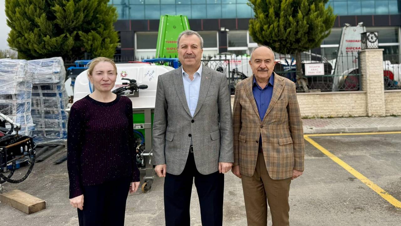 AK Parti Isparta Milletvekili Mehmet Uğur Gökgöz, Isparta Belediye Meclis Üyesi Selma Küçükköse ve eşi Mehmet Küçükköse’yi sahibi oldukları GENÇGÜÇSAN Tarım Aletleri Fabrikası’nda ziyaret etti. Gökgöz, 35 ülkeye ihracat yapan firmanın başarısından gurur duyduklarını belirtti.

Milletvekili Mehmet Uğur Gökgöz, Isparta’nın yerli üretim gücünü yerinde incelemek amacıyla gerçekleştirdiği ziyarette, GENÇGÜÇSAN’ın üretim tesislerini gezdi. Şehrimiz ve ülkemiz ekonomisi için tarım makineleri noktasında stratejik çalışmalar yürüten firmanın, küresel pazardaki etkinliği hakkında bilgiler aldı.

Ziyaret sonrası açıklamalarda bulunan Gökgöz, GENÇGÜÇSAN’ın yakaladığı ivmenin şehre büyük bir prestij kattığını belirterek şu ifadeleri kullandı:

"Şehrimiz ve ülkemiz için tarım aletleri noktasında çok güzel çalışmalar yaparak, 35 ülkeye ihracat yapan, hem ülke ekonomisine hem de istihdama katkı sağlayan GENÇGÜÇSAN’ın yakalamış olduğu bu güzel ivme bizleri gururlandırdı. Küçükköse ailesine ve tüm çalışanlara hayırlı işler, bereketli kazançlar diliyorum."

Isparta Belediye Meclis Üyesi Selma Küçükköse ve Mehmet Küçükköse ise ziyaretten duydukları memnuniyeti dile getirerek, yerli üretimi güçlendirmeye devam edeceklerini vurguladılar.