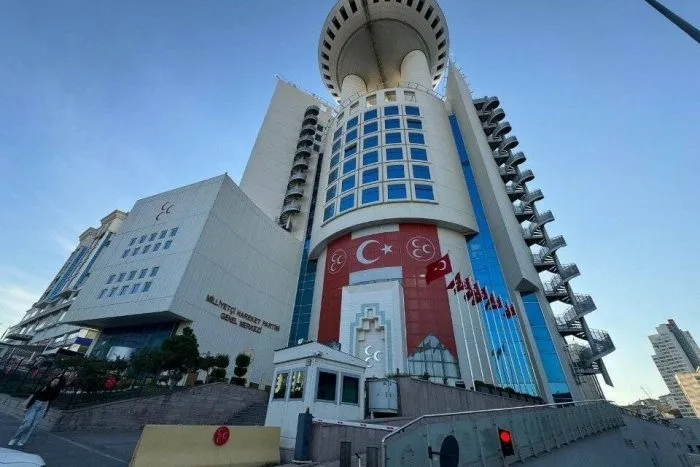 ⚡MHP’DE KÜTAHYA TEŞKİLATI FESHEDİLDİ

Milliyetçi Hareket Partisi (MHP) Genel Merkezi’nden teşkilatlara yönelik operasyonlar devam ediyor. İstanbul’un ardından bugün de Kütahya İl Teşkilatı genel merkez kararıyla feshedildi.

MHP Genel Başkan Yardımcısı Semih Yalçın tarafından yapılan resmi açıklamada, Kütahya İl Teşkilatı’nın parti tüzüğünün ilgili maddeleri uyarınca kapatıldığı, İl Başkanlığı görevine ise Mehmet Ali Türker’in atandığı duyuruldu. Açıklamada şu ifadelere yer verildi:

"Milliyetçi Hareket Partisi Kütahya İl Teşkilatı parti tüzüğümüzün 52. ve 54. maddelerinin tanıdığı yetkiye istinaden, tüzüğümüzün 34. maddesi uyarınca feshedilmiştir. Milliyetçi Hareket Partisi Kütahya İl Başkanlığı görevine Mehmet Ali Türker atanmıştır."