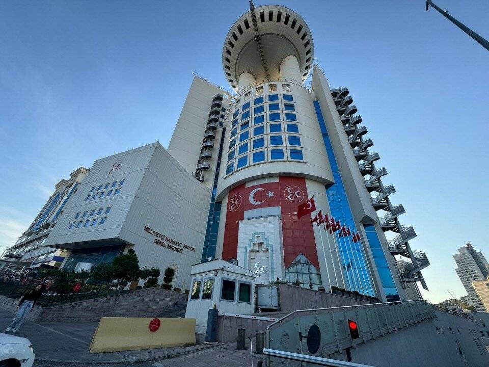 ⚡MHP’DE KÜTAHYA TEŞKİLATI FESHEDİLDİ

Milliyetçi Hareket Partisi (MHP) Genel Merkezi’nden teşkilatlara yönelik operasyonlar devam ediyor. İstanbul’un ardından bugün de Kütahya İl Teşkilatı genel merkez kararıyla feshedildi.

MHP Genel Başkan Yardımcısı Semih Yalçın tarafından yapılan resmi açıklamada, Kütahya İl Teşkilatı’nın parti tüzüğünün ilgili maddeleri uyarınca kapatıldığı, İl Başkanlığı görevine ise Mehmet Ali Türker’in atandığı duyuruldu. Açıklamada şu ifadelere yer verildi:

"Milliyetçi Hareket Partisi Kütahya İl Teşkilatı parti tüzüğümüzün 52. ve 54. maddelerinin tanıdığı yetkiye istinaden, tüzüğümüzün 34. maddesi uyarınca feshedilmiştir. Milliyetçi Hareket Partisi Kütahya İl Başkanlığı görevine Mehmet Ali Türker atanmıştır."