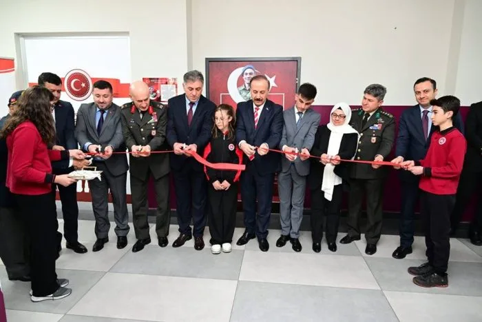 ⚡ŞEHİT MUSTAFA ÖNLEMEÇ’İN ADI KÜTÜPHANEDE YAŞAYACAK: ANLAMLI AÇILIŞ!:

Isparta Hacı Şefik ve Yüksel Dönbekci Ortaokulu’nda, şehidimiz Mustafa Önlemeç’in hatırasını yaşatmak amacıyla kurulan kütüphanenin açılışı Isparta Valisi Abdullah Erin'in katılımıyla gerçekleştirildi. Şehidimizin ailesi ve Türkiye Harp Malûlü Gaziler, Şehit Dul ve Yetimleri Derneği Isparta Şube Başkanı Ali Savcı’nın da yer aldığı törende, kütüphane dualarla hizmete açıldı. Bir eğitim yuvasında şehidimizin isminin yaşatılmasının önemine değinilen törende, Vali ve beraberindeki heyet kütüphaneyi inceleyerek öğrencilerle sohbet etti. Dernek yönetimi, İl Millî Eğitim Müdürlüğü ve hayırseverlerin katkılarıyla okula kazandırılan bu kütüphane, hem şehidimizin aziz hatırasını koruyacak hem de öğrencilerin akademik gelişimine destek olacak.