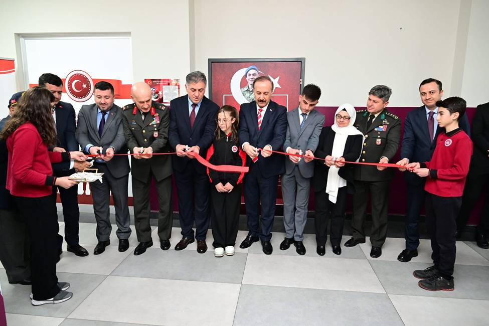 Isparta Hacı Şefik ve Yüksel Dönbekci Ortaokulu’nda, şehidimiz Mustafa Önlemeç’in hatırasını yaşatmak amacıyla kurulan kütüphanenin açılışı Isparta Valisi Abdullah Erin'in katılımıyla gerçekleştirildi. Şehidimizin ailesi ve Türkiye Harp Malûlü Gaziler, Şehit Dul ve Yetimleri Derneği Isparta Şube Başkanı Ali Savcı’nın da yer aldığı törende, kütüphane dualarla hizmete açıldı. Bir eğitim yuvasında şehidimizin isminin yaşatılmasının önemine değinilen törende, Vali ve beraberindeki heyet kütüphaneyi inceleyerek öğrencilerle sohbet etti. Dernek yönetimi, İl Millî Eğitim Müdürlüğü ve hayırseverlerin katkılarıyla okula kazandırılan bu kütüphane, hem şehidimizin aziz hatırasını koruyacak hem de öğrencilerin akademik gelişimine destek olacak.