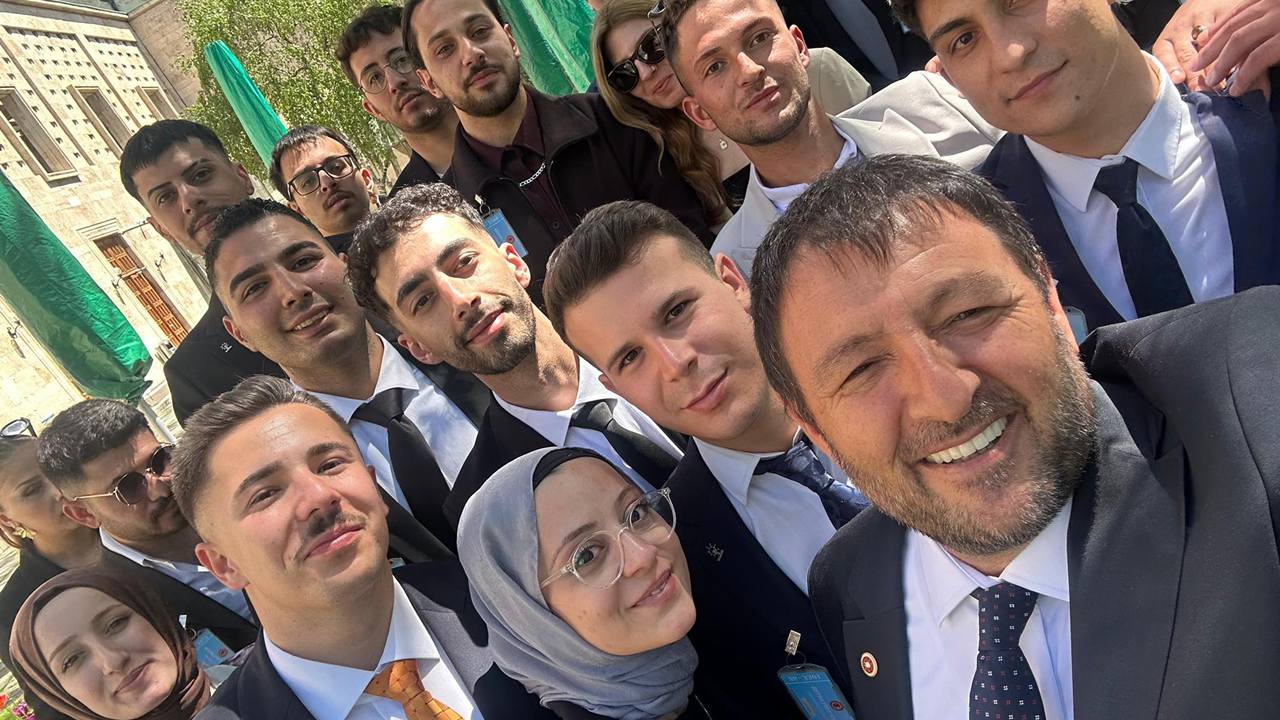 AK Parti Isparta Milletvekili Osman Zabun, AK Parti Grup Toplantısı kapsamında Isparta ÜniAK Teşkilatı üyeleriyle bir araya geldi. Gençlerin heyecanına ortak olan Zabun, "Gençlerimizin memleket sevdası bizlere güç veriyor" dedi.

Ankara’da Isparta Rüzgarı
Isparta’daki üniversite gençliğinin dinamik yapısını temsil eden ÜniAK (Üniversiteli AK Gençlik) üyeleri, Ankara temasları kapsamında Türkiye Büyük Millet Meclisi’ni (TBMM) ziyaret etti. AK Parti Grup Toplantısı’na katılan heyet, burada Isparta Milletvekili Osman Zabun ile buluşarak fikir alışverişinde bulundu.

"Birlikte Yürümeye Devam Edeceğiz"
Gençlerin enerjisinden duyduğu memnuniyeti dile getiren Osman Zabun, buluşmaya ilişkin yaptığı açıklamada şu ifadeleri kullandı:

“Bugün AK Parti Grup Toplantımızda Isparta ÜniAK Teşkilatımızı ağırladık. Gençlerimizin enerjisi, heyecanı ve memleket sevdası bizlere güç veriyor. Birlikte yürümeye, birlikte üretmeye devam edeceğiz.”

Gelecek Vizyonu ve Gençlik Vurgusu
Ziyaret boyunca gençlerle yakından ilgilenen Milletvekili Zabun, Türkiye Yüzyılı vizyonunda gençlerin rolünün kritik olduğunu belirterek, Ispartalı gençlerin her zaman yanında olduklarını vurguladı. Teşkilat üyeleri ise Ankara’daki sıcak karşılama için Milletvekili Zabun’a teşekkürlerini iletti.