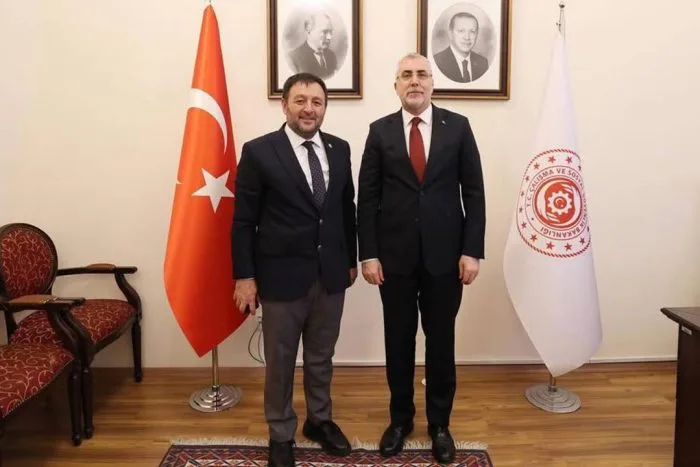 ⚡MİLLETVEKİLİ ZABUN’DAN BAKAN IŞIKHAN’A "İŞGÜCÜ" ZİYARETİ: KONTENJAN TALEBİ İLETİLDİ! :

AK Parti Isparta Milletvekili Osman Zabun, Çalışma ve Sosyal Güvenlik Bakanı Prof. Dr. Vedat Işıkhan’ı makamında ziyaret ederek Isparta’nın çalışma hayatına dair taleplerini dosya halinde sundu.

Görüşmenin ana gündem maddesini, Isparta’daki kamu hizmetlerinin ve istihdamın desteklenmesi açısından büyük önem taşıyan İUP (İşgücü Uyum Programı) kontenjanları oluşturdu. Milletvekili Zabun, şehrimizdeki çalışma koşullarına ilişkin beklentileri ve ek kontenjan taleplerini Bakan Işıkhan’a bizzat iletti.

Ziyaretin ardından kısa bir açıklama yapan Osman Zabun, "Çalışma ve Sosyal Güvenlik Bakanımız Sayın Prof. Dr. Vedat Işıkhan ile gerçekleştirdiğimiz görüşmede; İUP kontenjan talebimizi ve ilimizdeki çalışma koşullarına ilişkin beklenti ve taleplerimizi kendilerine arz ettik. Nazik kabulleri için Sayın Bakanımıza teşekkür ediyorum," ifadelerini kullandı.

Isparta’daki işgücü piyasasını hareketlendirmesi beklenen bu taleplerin, Bakanlık nezdindeki yansımaları şehirde yakından takip ediliyor.