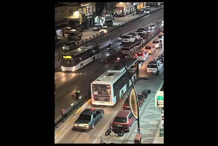 Facia Son Anda Önledi! Üst Geçitte Tır Alarmı