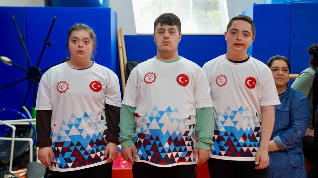 23 Nisan Ulusal Egemenlik ve Çocuk Bayramı kutlamaları kapsamında Isparta’da düzenlenen Özel Sporcular Bocce Çocuk Şenliği, hafızalardan silinmeyecek görüntülerle sona erdi. "Engel Yok, Sevgi Var" sloganıyla sahaya çıkan özel sporcular; azmin, dayanışmanın ve birlikte başarmanın en güzel örneğini sergiledi. Yarışma heyecanının yerini sevgi ve kardeşlik bağlarının aldığı etkinlikte, çocukların yüzündeki mutluluk ve başarma tutkusu izleyenlere büyük ilham verdi. Her çocuğun özel ve her başarının çok değerli olduğu vurgulanan şenlik sonunda, katılımcı tüm sporculara ve onlara her zaman destek olan kıymetli ailelerine teşekkür edildi. Isparta'nın spor sahaları, bu anlamlı günde sevginin hiçbir engel tanımadığını bir kez daha tüm şehre kanıtladı.