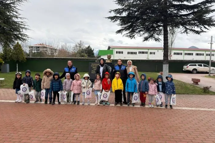 ⚡ISPARTA'DA POLİS HAFTASI’NA EN TATLI KUTLAMA: MİNİKLER EMNİYETİ ZİYARET ETTİ!:

Isparta Süleyman Demirel Anaokulu’nun minik öğrencileri, 6-12 Nisan Polis Haftası dolayısıyla Isparta İl Emniyet Müdürlüğü’ne anlamlı bir ziyaret gerçekleştirdi. İl Milli Eğitim Müdürü Recai Ocak’ın da eşlik ettiği programda minikler, İl Emniyet Müdürü Erdem Bildirici ve emniyet personeli tarafından sevgiyle karşılandı. Renkli görüntülerin oluştuğu ziyarette polis ağabey ve ablalarıyla tanışan çocuklar, hem polislik mesleği hakkında bilgi sahibi oldu hem de personelin haftasını kutladı. Okul Müdür Yardımcısı Sara Kutlu, çocukların güvenlik güçlerini erken yaşta tanımasının önemine dikkat çekerek, toplumun huzuru için fedakârca çalışan tüm emniyet mensuplarına teşekkürlerini iletti. Emniyet yetkililerinin miniklere hazırladığı sürprizlerle devam eden ziyaret, geleceğin teminatı olan çocukların hafızalarında güzel bir anı olarak kaldı.