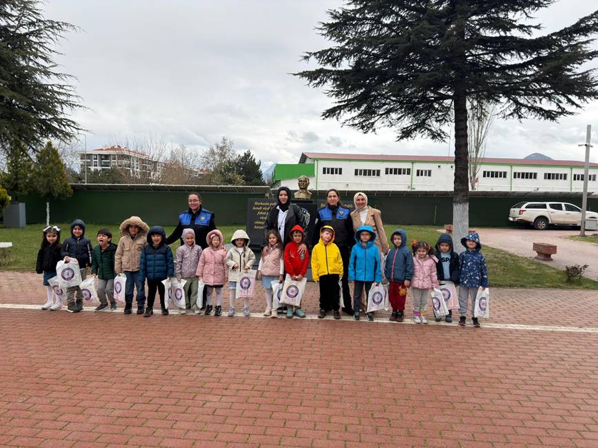 Isparta Süleyman Demirel Anaokulu’nun minik öğrencileri, 6-12 Nisan Polis Haftası dolayısıyla Isparta İl Emniyet Müdürlüğü’ne anlamlı bir ziyaret gerçekleştirdi. İl Milli Eğitim Müdürü Recai Ocak’ın da eşlik ettiği programda minikler, İl Emniyet Müdürü Erdem Bildirici ve emniyet personeli tarafından sevgiyle karşılandı. Renkli görüntülerin oluştuğu ziyarette polis ağabey ve ablalarıyla tanışan çocuklar, hem polislik mesleği hakkında bilgi sahibi oldu hem de personelin haftasını kutladı. Okul Müdür Yardımcısı Sara Kutlu, çocukların güvenlik güçlerini erken yaşta tanımasının önemine dikkat çekerek, toplumun huzuru için fedakârca çalışan tüm emniyet mensuplarına teşekkürlerini iletti. Emniyet yetkililerinin miniklere hazırladığı sürprizlerle devam eden ziyaret, geleceğin teminatı olan çocukların hafızalarında güzel bir anı olarak kaldı.