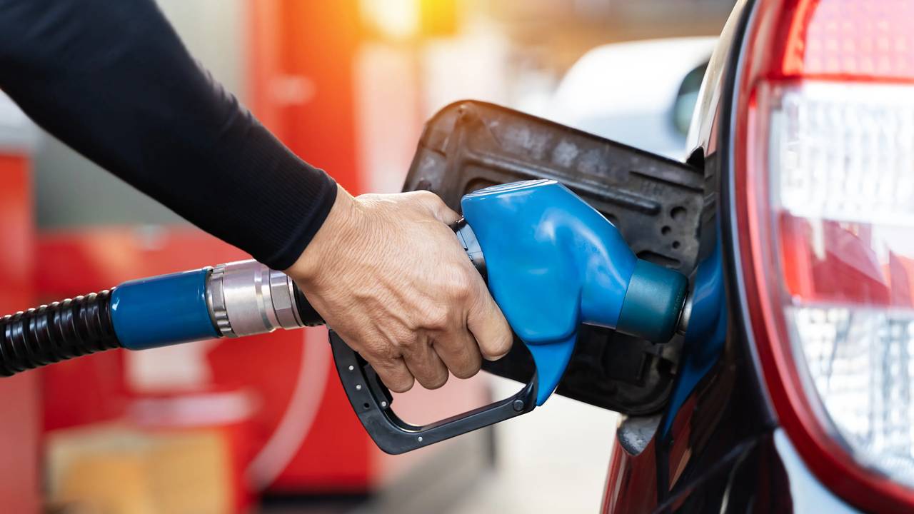 Isparta’da sürücüleri üzecek haber geldi. Sektör kaynaklarından edinilen bilgilere göre, Pazartesi gününden itibaren geçerli olmak üzere hem motorin hem de benzin fiyatlarına yüklü miktarda zam yapılması bekleniyor.

Motorinde Büyük Artış, Benzinde Zam Kapıda
Pazartesi gününü Salı’ya bağlayan gece yarısından itibaren geçerli olması beklenen zam oranları şöyle:

Motorin (Mazot): Litre fiyatına 2,28 TL

Benzin: Litre fiyatına 95 kuruş zam yapılması öngörülüyor.

Depoları Doldurmak İçin Son Saatler
Küresel petrol fiyatlarındaki dalgalanma ve döviz kurundaki hareketlilik sonrası gelen bu yeni zam haberiyle birlikte, motorin fiyatları Isparta’daki istasyonlarda yeniden yüksek seviyelere yaklaşacak. Pompaya yansıyacak olan bu artış öncesi, sürücülerin pazar akşamı ve pazartesi günü akaryakıt istasyonlarında yoğunluk oluşturması bekleniyor.

Nakliye ve Gıda Fiyatlarını Tetikleyebilir
Özellikle motorine gelen 2 liranın üzerindeki zam, lojistik ve ulaşım maliyetlerini doğrudan etkileyeceği için iğneden ipliğe birçok kalemde yeni fiyat artışlarını da beraberinde getirebilir.