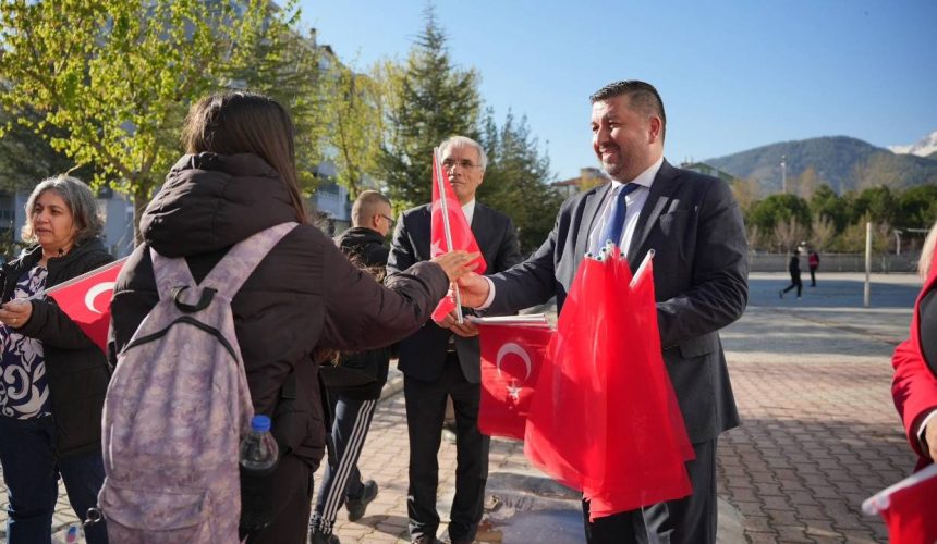 ISPARTA'DA OKULLAR TÜRK BAYRAKLARIYLA KENETLENDİ: ACIMIZ BİR, GELECEĞİMİZ BİR!