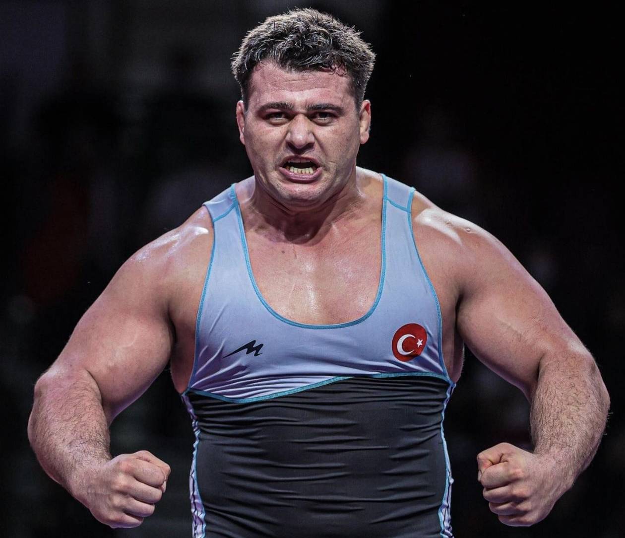 Milli gururumuz Rıza Kayaalp, 15. kez çıktığı Avrupa Şampiyonası finalinde 13. altın madalyasını kazanarak efsanevi güreşçi Aleksandr Karelin’in rekorunu geride bıraktı. Rıza Kayaalp artık Avrupa güreş tarihinin zirvesindeki tek isim!

610 Gün Sonra Gelen Tarihi Dönüş
Uzun bir aradan sonra (610 gün) yeniden mindere çıkan Rıza Kayaalp, paslanmadığını tüm dünyaya gösterdi. Grekoromen stil 130 kg finalinde mindere çıkan şampiyonumuz, tecrübesi ve sarsılmaz gücüyle rakibini mağlup ederek ay-yıldızlı bayrağımızı bir kez daha Avrupa’nın zirvesine taşıdı.

Efsane Karelin’i Geride Bıraktı
Bu zaferle birlikte 13. Avrupa şampiyonluğuna ulaşan Rıza Kayaalp, Rus efsane Aleksandr Karelin’e ait olan "en fazla Avrupa şampiyonluğu" rekorunu kırarak tarihe geçti. Türk güreşinin gücünü dünyaya bir kez daha kanıtlayan şampiyonumuz, adını spor tarihine altın harflerle yazdırdı.

Tebrikler Şampiyon!
Finalde ortaya koyduğu üstün performansla hem rakiplerini hem de izleyicileri kendine hayran bırakan Kayaalp, sadece bir madalya değil, sarsılmaz bir liyakat ve rekor kazandı. Gazete32 ailesi olarak bu büyük gururu bizlere yaşatan milli güreşçimizi tebrik ediyoruz.