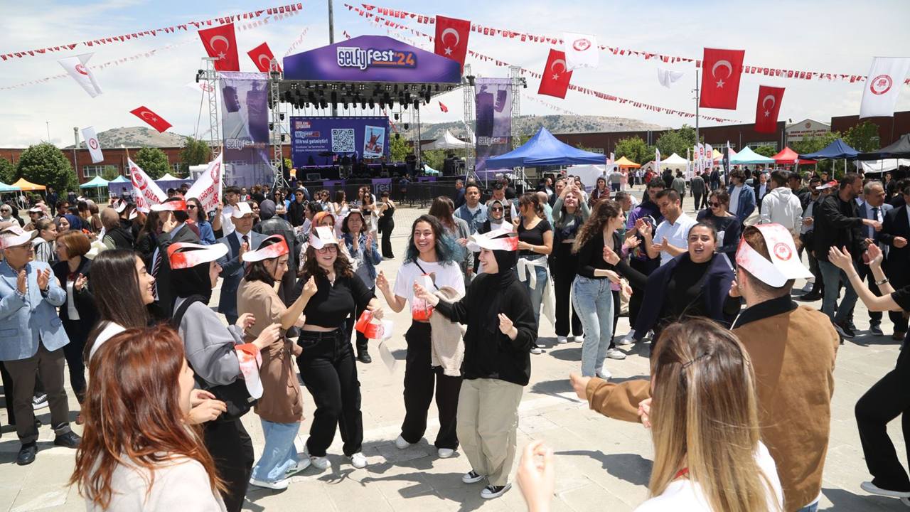 Süleyman Demirel Üniversitesi (SDÜ), 11-15 Mayıs 2026 tarihlerinde bilim, kültür, spor ve eğlencenin zirve yapacağı muhteşem bir bahar şenliğine hazırlanıyor. 5 gün sürecek dev organizasyonda konserlerden sürpriz ödüllü yarışmalara kadar her şey düşünüldü.

Kampüste Enerji Tavan Yapacak
SDÜ öğrencileri ve Isparta halkı tarafından merakla beklenen "Bahar Şenlikleri 2026" programı netleşmeye başladı. 11 Mayıs’ta başlayacak olan şenlikler, bilimsel atölyelerden kültürel panellere, kıyasıya spor müsabakalarından nefes kesen yarışmalara kadar dopdolu bir takvim sunuyor.

Sadece Bir Şenlik Değil, Unutulmaz Bir Deneyim!
Bu yılki şenlikler sadece eğlenceyle sınırlı kalmıyor. Katılımcıları şu başlıklar bekliyor:

Yıldızlar Geçidi: Türkiye’nin sevilen sanatçılarının yer alacağı konserler.

Adrenalin ve Spor: Futboldan voleybola, eğlenceli parkurlardan spor aktivitelerine kadar geniş seçenekler.

Bilim ve Kültür: Keşfetmeyi seven gençler için bilimsel yarışmalar ve sergiler.

Sürpriz Ödüller: Etkinliklere katılanları bekleyen birbirinden özel hediyeler.

Detaylar Sosyal Medyada!
Organizasyon komitesi, şenlik takviminin, sahne alacak sanatçıların ve sürpriz gelişmelerin anlık olarak paylaşılacağını duyurdu. Tüm detaylar için @sdu.baharsenlikleri Instagram ve TikTok hesaplarının takip edilmesi istendi.

"Çünkü bu bahar, SDÜ’de yaşanır!" sloganıyla başlayan hazırlıklar, şimdiden Isparta sokaklarında heyecan yaratmış durumda.