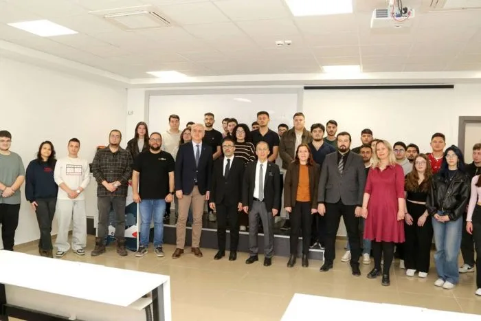 ⚡ISPARTA’DA SİBERVATAN TAARRUZU: GELECEĞİN SİBER KAHRAMANLARI YETİŞİYOR!:

Sanayi ve Teknoloji Bakanlığı ile Savunma Sanayii Başkanlığı’nın dev iş birliğiyle hayata geçirilen SİBERVATAN Programı, Isparta’da kapılarını açtı. Batı Akdeniz Kalkınma Ajansı (BAKA) koordinasyonunda; Isparta Uygulamalı Bilimler Üniversitesi ve Süleyman Demirel Üniversitesi’nin güçlü desteğiyle yürütülen program kapsamında eğitim süreci resmen başladı. Türkiye’nin siber güvenlik vizyonuna Isparta’dan katkı sunmayı hedefleyen proje ile genç yetenekler, dijital dünyanın savunma hatlarını oluşturacak donanımı kazanacak. Şehrin akademik gücü ve yerel dinamiklerinin bir araya gelmesiyle start alan bu eğitim maratonu, milli teknoloji hamlesi doğrultusunda nitelikli siber güvenlik uzmanlarının yetişmesine öncülük edecek.