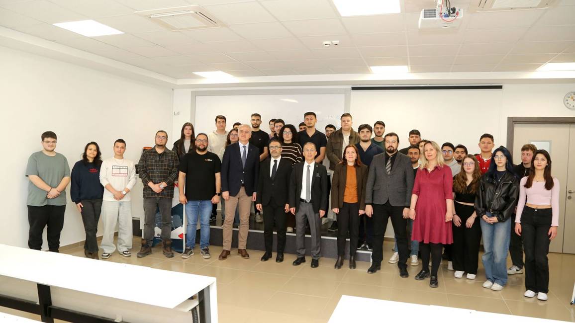 Sanayi ve Teknoloji Bakanlığı ile Savunma Sanayii Başkanlığı’nın dev iş birliğiyle hayata geçirilen SİBERVATAN Programı, Isparta’da kapılarını açtı. Batı Akdeniz Kalkınma Ajansı (BAKA) koordinasyonunda; Isparta Uygulamalı Bilimler Üniversitesi ve Süleyman Demirel Üniversitesi’nin güçlü desteğiyle yürütülen program kapsamında eğitim süreci resmen başladı. Türkiye’nin siber güvenlik vizyonuna Isparta’dan katkı sunmayı hedefleyen proje ile genç yetenekler, dijital dünyanın savunma hatlarını oluşturacak donanımı kazanacak. Şehrin akademik gücü ve yerel dinamiklerinin bir araya gelmesiyle start alan bu eğitim maratonu, milli teknoloji hamlesi doğrultusunda nitelikli siber güvenlik uzmanlarının yetişmesine öncülük edecek.