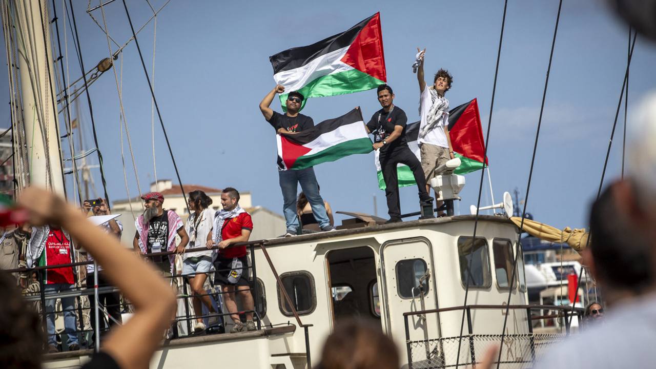 Yunanistan açıklarında Global Sumud Filosu’na yapılan müdahaleye karşı Isparta sessiz kalmıyor. Filistin’e Destek Platformu, yarın Cuma namazı sonrası Mimar Sinan Camii önünde geniş katılımlı bir basın açıklaması yapacak.

Sumud Filosu’na Gece Yarısı Müdahalesi
Dün gece saatlerinde Yunanistan açıklarında seyreden ve insani yardım taşıyan Global Sumud Filosu, İsrail donanmasının müdahalesine maruz kaldı. Operasyon kapsamında filoda bulunan 21 geminin alıkonulduğu bildirildi. İnsanlığın ve özgürlüğün sesi olmak amacıyla yola çıkan filoya yapılan bu saldırı, tüm dünyada olduğu gibi Isparta’da da tepkiyle karşılandı.

Isparta’da Büyük Buluşma: 1 Mayıs Cuma
Filistin’e Destek Platformu, yaşanan bu gelişmeleri kınamak ve Filistin halkıyla dayanışma göstermek amacıyla bir çağrıda bulundu. "Sumud İçin Ayağa Kalk!" başlığıyla yapılan duyuruya göre;

Tarih: 1 Mayıs Cuma (Yarın)

Vakit: Cuma Namazı Sonrası

Yer: Mimar Sinan Camii – Isparta

"İnsanlığın Sesi Olmak İçin Toplanıyoruz"
Platform yetkilileri, özgürlük filosuna yapılan saldırıyı kınamak ve mazlumların sesi olmak adına tüm Ispartalıları Mimar Sinan Camii önündeki basın açıklamasına davet etti. Yarın gerçekleştirilecek buluşmada, bölgedeki insani kriz ve müdahaleye ilişkin sert bir ortak bildiri okunması bekleniyor.