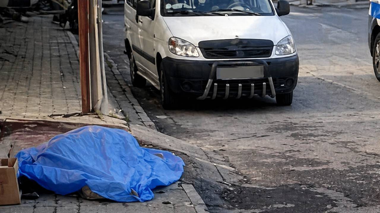 Kaldırımda Hareketsiz Bulundu: 53 Yaşındaki Adam Hayatını Kaybetti