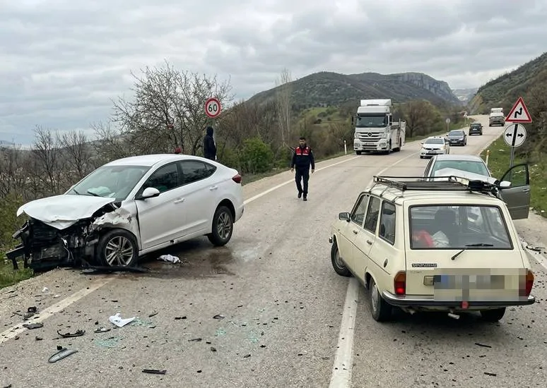 Eğirdir’i geçtikten sonra Sorkuncak mevkiinde maddi hasarlı trafik kazası meydana geldi. Yolda kısmi kapanma nedeniyle ulaşım kontrollü sağlanıyor.