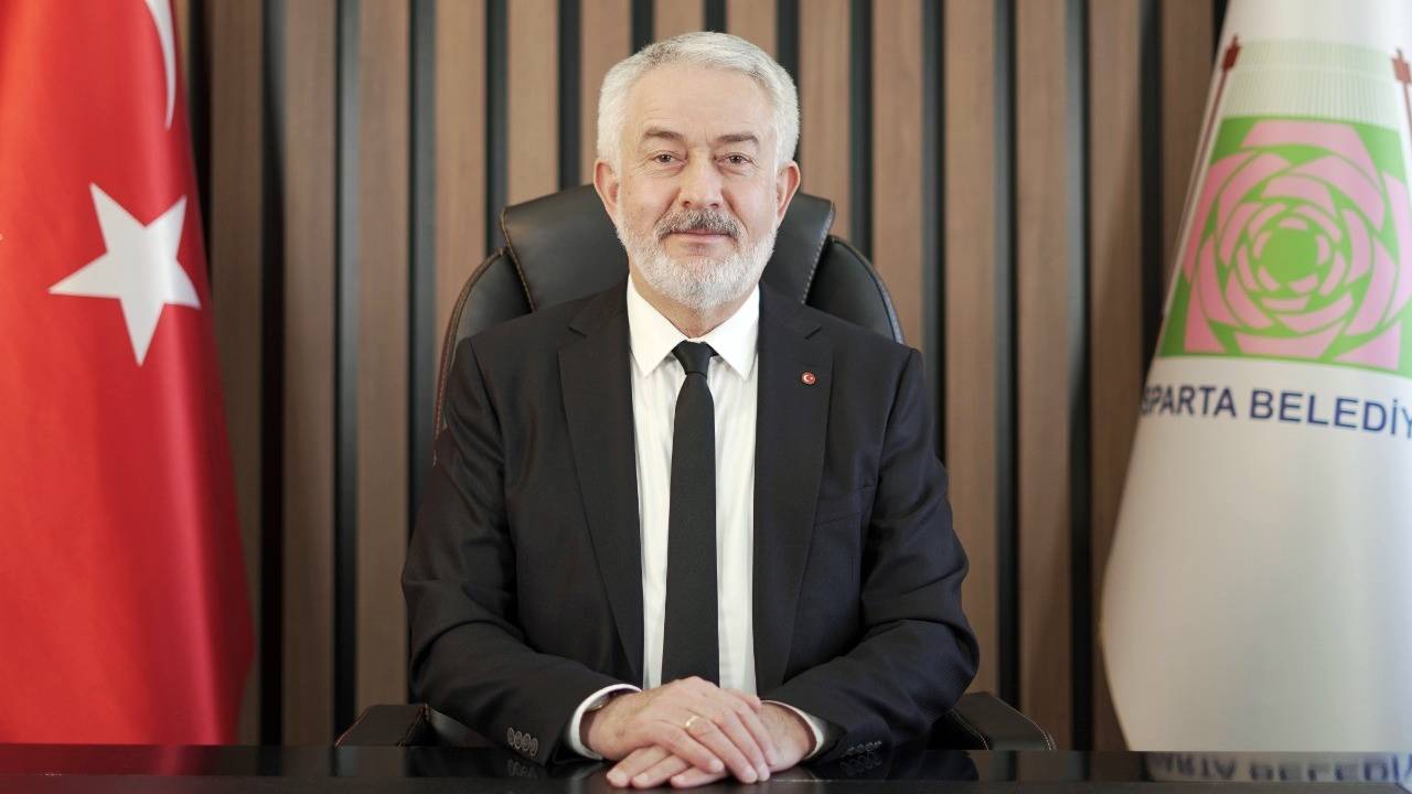 Gazi Mustafa Kemal Atatürk’ün öncülüğünde kurulan Türkiye Büyük Millet Meclisi’nin 106. kuruluş yıl dönümünü ve geleceğimizin teminatı olan çocuklarımızın 23 Nisan Ulusal Egemenlik ve Çocuk Bayramı’nı en içten duygularımla kutluyorum. Bu anlamlı günün heyecanını ve coşkusunu tüm çocuklarımız ve milletimizle birlikte yaşıyoruz.

23 Nisan 1920 aziz milletimizin kendi kaderine yön verme kararlılığını tüm dünyaya ilan ettiği, milli egemenliğin hâkim kılındığı tarihi bir dönüm noktasıdır. “Egemenlik kayıtsız şartsız milletindir” ilkesiyle açılan Türkiye Büyük Millet Meclisi bağımsızlığımızın, demokrasimizin ve birlik beraberliğimizin en güçlü teminatı olmuştur.

Gazi Mustafa Kemal Atatürk’ün bu anlamlı günü çocuklara armağan etmesi yarınlarımızın mimarı olan evlatlarımıza duyduğu güvenin ve inancın en açık göstergesidir. Çünkü çocuklarımız umutlarımızın, hayallerimizin ve güçlü Türkiye idealimizin en kıymetli temsilcileridir.

Sevgili çocuklar;
Sizler, ülkemizin aydınlık yarınlarının teminatı, geleceğimizin mimarlarısınız. Gözlerinizdeki ışık, yüreklerinizde taşıdığınız sevgi ve umut bizlere her zaman güç vermektedir. Kendinize güvenin, çok çalışın, vatanınızı ve milletinizi sevin. Sizlerin azmi ve başarısı ülkemizi daha güçlü yarınlara taşıyacaktır.

Dünyada çocuklara armağan edilen ilk ve tek bayram olan 23 Nisan sadece milletimiz için değil tüm dünya çocukları için barışın, kardeşliğin ve dostluğun simgesidir. Bu anlamlı gün farklı coğrafyalardan çocukların gönül köprüleri kurmasına vesile olmakta daha huzurlu bir dünyanın kapılarını aralamaktadır.

Bu duygu ve düşüncelerle başta kıymetli hemşehrilerim olmak üzere aziz milletimizin, tüm dünya çocuklarının 23 Nisan Ulusal Egemenlik ve Çocuk Bayramı’nı ve Türkiye Büyük Millet Meclisi’nin106. kuruluş yıl dönümünü kutluyorum.

Başta Cumhuriyetimizin kurucusu, Türkiye Büyük Millet Meclisi’nin ilk Başkanı Gazi Mustafa Kemal Atatürk olmak üzere milli egemenliğimizin kazanılmasında emeği geçen tüm kahramanlarımızı rahmet, minnet ve şükranla anıyor, tüm şehitlerimize Allah’tan rahmet, gazilerimize sağlıklı ve huzurlu ömürler diliyorum.