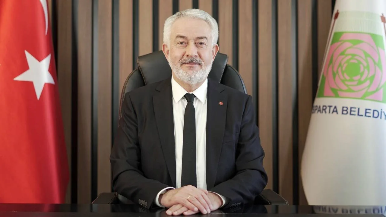 Gazi Mustafa Kemal Atatürk’ün öncülüğünde kurulan Türkiye Büyük Millet Meclisi’nin 106. kuruluş yıl dönümünü ve geleceğimizin teminatı olan çocuklarımızın 23 Nisan Ulusal Egemenlik ve Çocuk Bayramı’nı en içten duygularımla kutluyorum. Bu anlamlı günün heyecanını ve coşkusunu tüm çocuklarımız ve milletimizle birlikte yaşıyoruz.

23 Nisan 1920 aziz milletimizin kendi kaderine yön verme kararlılığını tüm dünyaya ilan ettiği, milli egemenliğin hâkim kılındığı tarihi bir dönüm noktasıdır. “Egemenlik kayıtsız şartsız milletindir” ilkesiyle açılan Türkiye Büyük Millet Meclisi bağımsızlığımızın, demokrasimizin ve birlik beraberliğimizin en güçlü teminatı olmuştur.

Gazi Mustafa Kemal Atatürk’ün bu anlamlı günü çocuklara armağan etmesi yarınlarımızın mimarı olan evlatlarımıza duyduğu güvenin ve inancın en açık göstergesidir. Çünkü çocuklarımız umutlarımızın, hayallerimizin ve güçlü Türkiye idealimizin en kıymetli temsilcileridir.

Sevgili çocuklar;
Sizler, ülkemizin aydınlık yarınlarının teminatı, geleceğimizin mimarlarısınız. Gözlerinizdeki ışık, yüreklerinizde taşıdığınız sevgi ve umut bizlere her zaman güç vermektedir. Kendinize güvenin, çok çalışın, vatanınızı ve milletinizi sevin. Sizlerin azmi ve başarısı ülkemizi daha güçlü yarınlara taşıyacaktır.

Dünyada çocuklara armağan edilen ilk ve tek bayram olan 23 Nisan sadece milletimiz için değil tüm dünya çocukları için barışın, kardeşliğin ve dostluğun simgesidir. Bu anlamlı gün farklı coğrafyalardan çocukların gönül köprüleri kurmasına vesile olmakta daha huzurlu bir dünyanın kapılarını aralamaktadır.

Bu duygu ve düşüncelerle başta kıymetli hemşehrilerim olmak üzere aziz milletimizin, tüm dünya çocuklarının 23 Nisan Ulusal Egemenlik ve Çocuk Bayramı’nı ve Türkiye Büyük Millet Meclisi’nin106. kuruluş yıl dönümünü kutluyorum.

Başta Cumhuriyetimizin kurucusu, Türkiye Büyük Millet Meclisi’nin ilk Başkanı Gazi Mustafa Kemal Atatürk olmak üzere milli egemenliğimizin kazanılmasında emeği geçen tüm kahramanlarımızı rahmet, minnet ve şükranla anıyor, tüm şehitlerimize Allah’tan rahmet, gazilerimize sağlıklı ve huzurlu ömürler diliyorum.