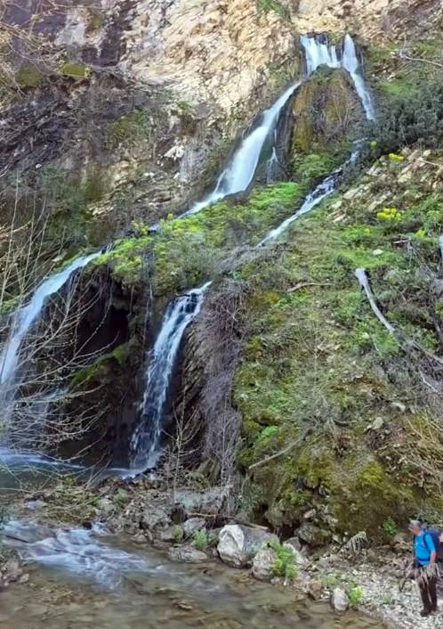 Isparta genelinde etkili olan son yağışlar, Sütçüler ilçesinin doğal güzelliği Çandır Tamga Şelalesi’ne hayat verdi. Yağışların ardından artan su debisiyle birlikte adeta coşan şelale, doğaseverler için görsel bir şölene dönüştü. Suların yüksekten güçlü bir şekilde döküldüğü o anlar, bölgedeki etkileyici manzarayı daha da görkemli hale getirdi. Doğanın tazelendiği bu görüntüler, Çandır’ın eşsiz güzelliğini bir kez daha gözler önüne sererken; debisi yükselen şelale, bölge halkı ve fotoğraf tutkunları tarafından ilgiyle takip ediliyor.