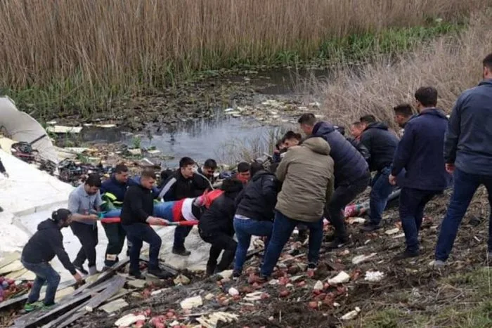 ⚡EĞİRDİR’DE ELMA YÜKLÜ TIR ŞARAMPOLE YUVARLANDI: SÜRÜCÜ YARALI!:

Isparta’nın Eğirdir ilçesine bağlı Balkırı Köyü yakınlarında korkutan bir trafik kazası meydana geldi. Seyir halindeki elma yüklü bir tır, sürücüsünün direksiyon hakimiyetini kaybetmesi sonucu kontrolden çıkarak şarampole yuvarlandı.

Kazanın ardından çevredeki vatandaşların ihbarı üzerine bölgeye hızla sağlık, jandarma ve itfaiye ekipleri sevk edildi. Tonlarca elmanın çevreye saçıldığı kazada yaralanan tır sürücüsüne, sağlık ekipleri tarafından olay yerinde ilk müdahale yapıldı. Yaralı sürücü, ambulansla hastaneye kaldırılarak tedavi altına alınırken, jandarma ekipleri kazayla ilgili tahkikat başlattı.