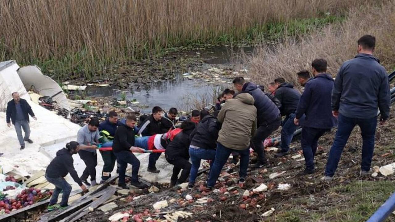 ⚡EĞİRDİR’DE ELMA YÜKLÜ TIR ŞARAMPOLE YUVARLANDI: SÜRÜCÜ YARALI!:

Isparta’nın Eğirdir ilçesine bağlı Balkırı Köyü yakınlarında korkutan bir trafik kazası meydana geldi. Seyir halindeki elma yüklü bir tır, sürücüsünün direksiyon hakimiyetini kaybetmesi sonucu kontrolden çıkarak şarampole yuvarlandı.

Kazanın ardından çevredeki vatandaşların ihbarı üzerine bölgeye hızla sağlık, jandarma ve itfaiye ekipleri sevk edildi. Tonlarca elmanın çevreye saçıldığı kazada yaralanan tır sürücüsüne, sağlık ekipleri tarafından olay yerinde ilk müdahale yapıldı. Yaralı sürücü, ambulansla hastaneye kaldırılarak tedavi altına alınırken, jandarma ekipleri kazayla ilgili tahkikat başlattı.