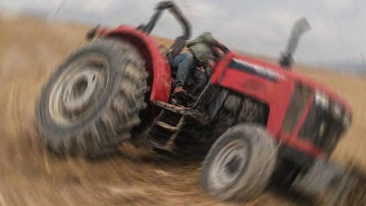 Isparta merkeze bağlı Çukur Köyü’nde meydana gelen traktör kazasında 2 kişi yaralandı. Kontrolden çıkan traktörün devrilmesi sonucu ağır yaralanan sürücü, hastanede yaşam mücadelesi veriyor.

Kontrolden Çıkarak Devrildi
Edinilen bilgilere göre olay, Isparta merkeze bağlı Çukur Köyü mevkii yakınlarında meydana geldi. Seyir halindeki traktör, sürücüsünün henüz belirlenemeyen bir nedenle direksiyon hakimiyetini kaybetmesi sonucu kontrolden çıkarak devrildi. Kazayı görenlerin ihbarı üzerine bölgeye derhal sağlık ve jandarma ekipleri sevk edildi.

Ağır Yaralı Sürücü Şehir Hastanesi’nde
Kazada traktörde bulunan 2 kişi yaralandı. Olay yerinde yapılan ilk müdahalenin ardından, durumu ağır olan sürücü Isparta Şehir Hastanesi’ne kaldırılarak tedavi altına alındı. Diğer yaralının ise tedavisine devam edildiği öğrenildi.

Jandarma ekipleri kazayla ilgili inceleme başlatırken, sürücünün hayati tehlikesinin sürdüğü bildirildi.