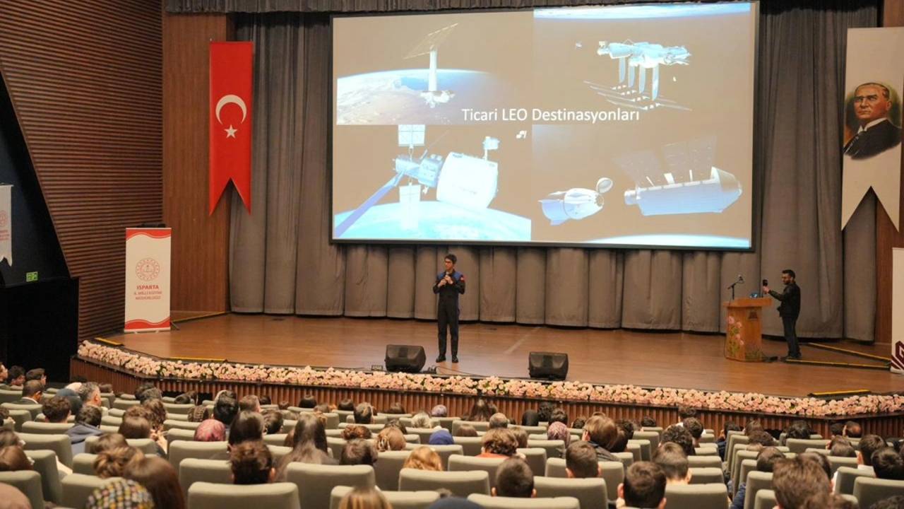“Maarifin Kalbinde Çocuk” etkinlikleri kapsamında düzenlenen dev organizasyon, Türkiye’nin uzay çalışmalarındaki gururu astronot Tuva Cihangir Atasever’i Ispartalı öğrencilerle buluşturdu. İl Millî Eğitim Müdürü Recai Ocak ve İl Kültür ve Turizm Müdürü Vural Oğuzlar’ın da katıldığı programda, genç zihinler uzayın derinliklerine yolculuk yaptı.

Söyleşide; uzay hazırlık sürecinden mikro yerçekimi ortamındaki deneylere, astronotluk eğitimlerinden Türkiye’nin milli uzay vizyonuna kadar pek çok teknik bilgiyi paylaşan Atasever, tecrübeleriyle öğrencilere unutulmaz bir gün yaşattı. İl Millî Eğitim Müdürü Recai Ocak, "Türkiye Yüzyılı" vizyonuyla bilimin merkezinde yetişen gençlerin geleceğe yön vereceğini vurgularken; heyecanı gözlerinden okunan minikler, bilimle taçlanan bu özel günde yeni hayaller kurarak salondan ayrıldı. Isparta’da bilim rüzgarı estiren etkinlik, öğrencilere gelecek hedefleri için dev bir ilham kaynağı oldu.
