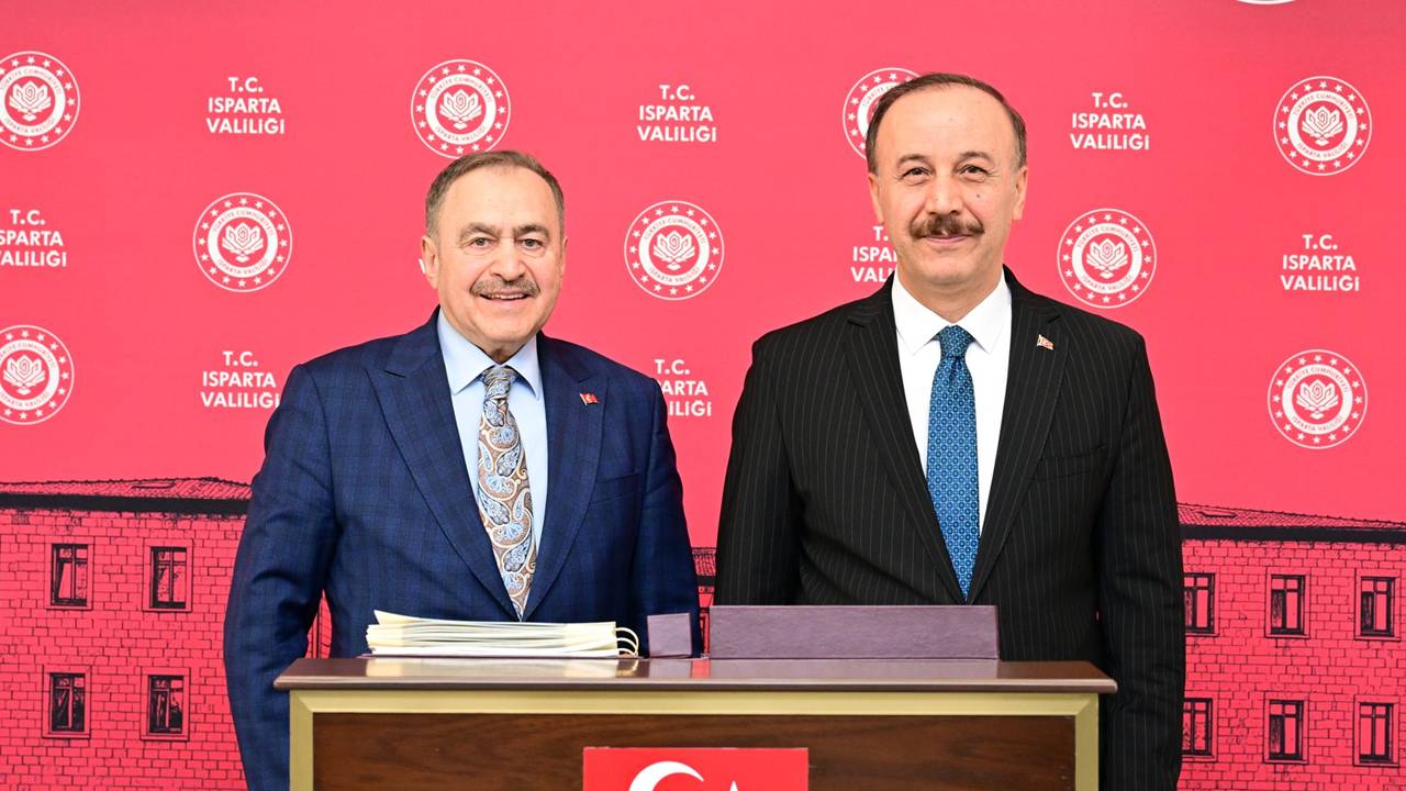 ⚡ISPARTA VALİLİĞİ’NDE ÖNEMLİ KONUK: VEYSEL EROĞLU’NDAN VALİ ERİN’E ZİYARET

Isparta Valisi Abdullah Erin, Türkiye’nin sembol isimlerinden, önceki dönem Çevre ve Orman ile Orman ve Su İşleri Bakanlığı görevlerini yürüten Prof. Dr. Veysel Eroğlu’nu Valilik makamında ağırladı.

Ziyaret kapsamında Isparta’ya kazandırılan yatırımlar ve devam eden projeler üzerine istişarelerde bulunuldu. Vali Erin, özellikle Isparta’nın su ve orman altyapısına büyük katkıları olan Eroğlu’na teşekkürlerini ileterek şunları kaydetti:

“Önceki dönemlerde bakanlık görevlerini uzun yıllar ifa eden Sayın Prof. Dr. Veysel Eroğlu’nu Valiliğimizde ağırlamaktan büyük memnuniyet duyduk. Ülkemize ve ilimize kazandırdığı kıymetli hizmetler dolayısıyla kendilerine şükranlarımı sunuyor, çalışmalarında muvaffakiyetler diliyorum.”

Isparta’nın barajlarından sulama sistemlerine kadar pek çok eserde imzası bulunan Veysel Eroğlu’nun bu ziyareti, valilik şeref defterinin imzalanması ve çekilen hatıra fotoğraflarının ardından sona erdi.