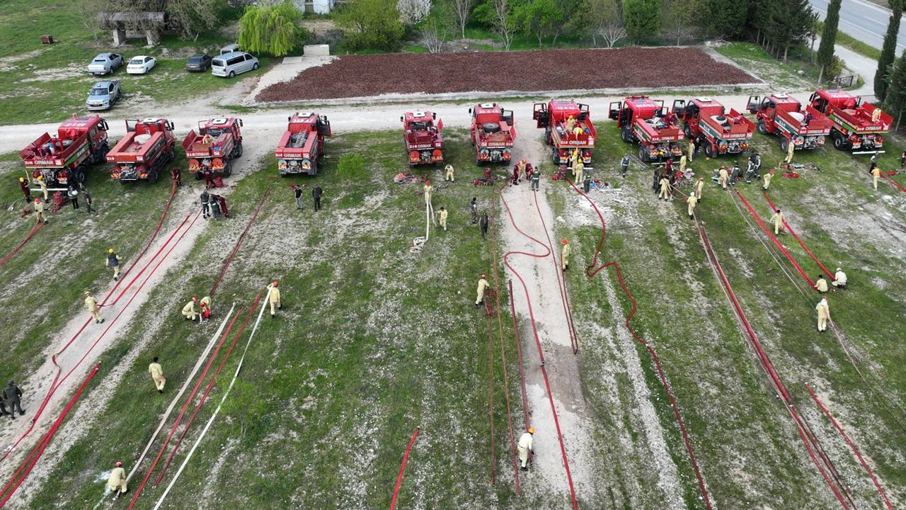 Isparta Orman Bölge Müdürlüğü, yaklaşan yangın sezonu öncesinde personelin saha kabiliyetini artırmak amacıyla düzenlenen "Yangın İşbaşı Eğitimleri"nin startını Bucak’ta verdi. Teknik elemandan arazöz operatörüne kadar tüm personel, olası yangınlara karşı adeta "savaş hazırlığı" yaptı.

Bucak’ta Dev Eğitim Programı
Isparta Orman Bölge Müdürlüğü bünyesindeki tüm işletme müdürlüklerinde düzenli olarak tekrarlanan eğitim maratonu, Bucak Orman İşletme Müdürlüğü ile başladı. Bölge Müdür Yardımcısı Hasan Aslan ve Yangınla Mücadele Şube Müdürü Abdülkadir Taşer yönetimindeki eğitime; işletme müdürleri, şefler, muhafaza memurları ve yangın işçileri tam kadro katıldı.

Teoriden Uygulamaya Tam Donanım
Eğitim programı, personelin sadece teknik değil, fiziksel yeterliliğini de test eden şu başlıkları kapsadı:

Haberleşme ve Organizasyon: Yangın anında saniyelerin önemi vurgulandı.

İleri Sürüş ve Pompa Kullanımı: Arazöz ve dozer operatörlerine zorlu arazi şartlarında müdahale teknikleri anlatıldı.

Söndürme ve Soğutma Metotları: Köpük kullanımı ve hortum serme teknikleri uygulamalı olarak gösterildi.

İş Sağlığı ve Güvenliği: Personelin can güvenliği için koruyucu donanım kullanımı üzerine tatbikatlar yapıldı.

Hedef: Sıfır Kayıp, Hızlı Müdahale
Orman Bölge Müdürlüğü yetkilileri, bu eğitimlerin amacının sadece teknik bilgi tazelemek değil, yangın sezonu öncesinde ekiplerin motivasyonunu ve saha reflekslerini en üst düzeye çıkarmak olduğunu belirtti. Bucak’ta başlayan bu eğitim zinciri, Isparta’ya bağlı diğer tüm işletme müdürlüklerinde de devam edecek.