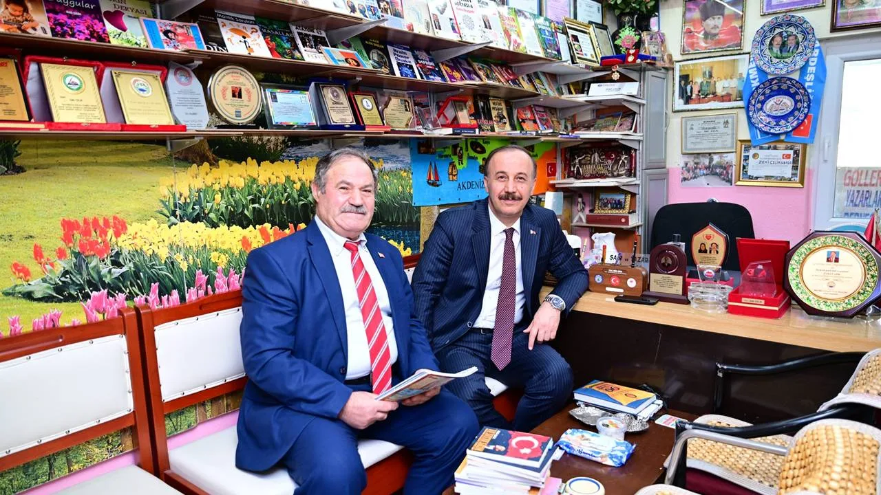 Isparta Valisi Abdullah Erin, şehrin kültürel mirasına eserleriyle büyük katkılar sunan yazar Zeki Çelik’i evinde ziyaret etti. Vali Erin, Çelik’in hanesini "adeta bir ilim yuvası" olarak nitelendirdi.

Kalemini Isparta’ya Vakfeden Bir Ömür
Vali Abdullah Erin, Isparta’nın yetiştirdiği müstesna değerlerden biri olan yazar Zeki Çelik’e nezaket ziyaretinde bulundu. Çelik’in eserleri, kütüphanesi ve Isparta üzerine yaptığı çalışmaların konuşulduğu ziyarette, şehrin kültürel hafızasının korunması üzerine samimi bir sohbet gerçekleştirildi.

"İlim Yuvasına Dönüşen Bir Hane"
Ziyaretten duyduğu memnuniyeti dile getiren Vali Erin, Zeki Çelik’in Isparta için önemini şu sözlerle ifade etti:

“Isparta’mızın kültürel hafızasına kıymetli eserleriyle değer katan, kalemini ve kelamını şehrimize vakfeden yazarımız Sayın Zeki Çelik beyefendiyi, adeta bir ilim yuvasına dönüştürdüğü hanesinde ziyaret ettik. Şehrimizin yetiştirdiği bu müstesna değerimize misafirperverliği için teşekkür ediyor; sağlıklı, hayırlı ve bereketli uzun ömürler diliyorum.”

Isparta üzerine yazdığı kitaplar ve şiirleriyle tanınan Zeki Çelik, Vali Erin’e nazik ziyareti için teşekkür ederek çalışmalarından örnekler sundu.