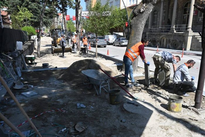 6 Mart Caddesi’nde Kaldırım Yenileme Çalışmaları Sürüyor