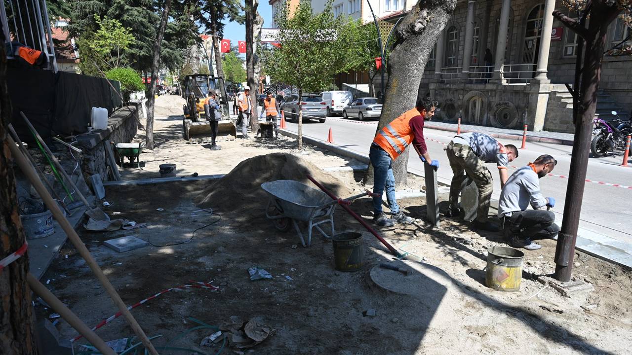 6 Mart Caddesi’nde Kaldırım Yenileme Çalışmaları Sürüyor