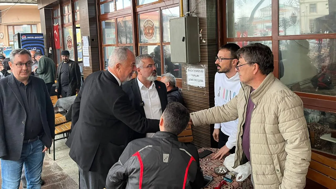 CHP Genel Merkezi’nin 81 ilde eş zamanlı başlattığı saha çalışmaları kapsamında Muğla Milletvekili Av. Cumhur Uzun Isparta’ya geldi. İl Başkanı Hasan Karaca ve teşkilat üyeleriyle birlikte Eğirdir ve Yalvaç’ta nabız tutan Uzun, "Sorunları biz çözeceğiz" mesajı verdi.

Eğirdir ve Yalvaç’ta Köy Köy Ziyaret
Cumhuriyet Halk Partisi heyeti, saha çalışmaları kapsamında Eğirdir’in Mahmatlar ve Sarıidris köyleri ile Yalvaç merkez ve Hüyüklü kasabasında yoğun bir mesai harcadı. Ziyaretlere CHP Muğla Milletvekili Av. Cumhur Uzun, İl Başkanı Hasan Karaca, ilçe başkanları, il yönetim kurulu üyeleri ve kadın kolları temsilcileri katıldı.

Esnaf ve Üreticinin Dertleri Dinlendi
Ziyaretlerde özellikle esnafın ekonomik sıkıntıları ve üreticilerin tarımsal maliyetler karşısındaki zorlukları gündeme geldi. Vatandaşlarla birebir görüşen Milletvekili Uzun ve İl Başkanı Karaca, talepleri not ederek CHP iktidarında uygulanacak çözüm yollarını anlattı.

"Durmadan Çalışmaya Devam Edeceğiz"
Saha çalışmalarının ardından yapılan açıklamada, CHP’nin iktidar yolunda toplumun her kesimiyle kucaklaşmaya devam edeceği vurgulandı. Açıklamada, "Ülkemizin sorunlarını çözünceye dek durmadan ve yorulmadan çalışmaya devam edeceğiz. Üreticimize ve esnafımıza söz veriyoruz; iktidarımızda tüm dertlere derman olacağız" ifadelerine yer verildi.