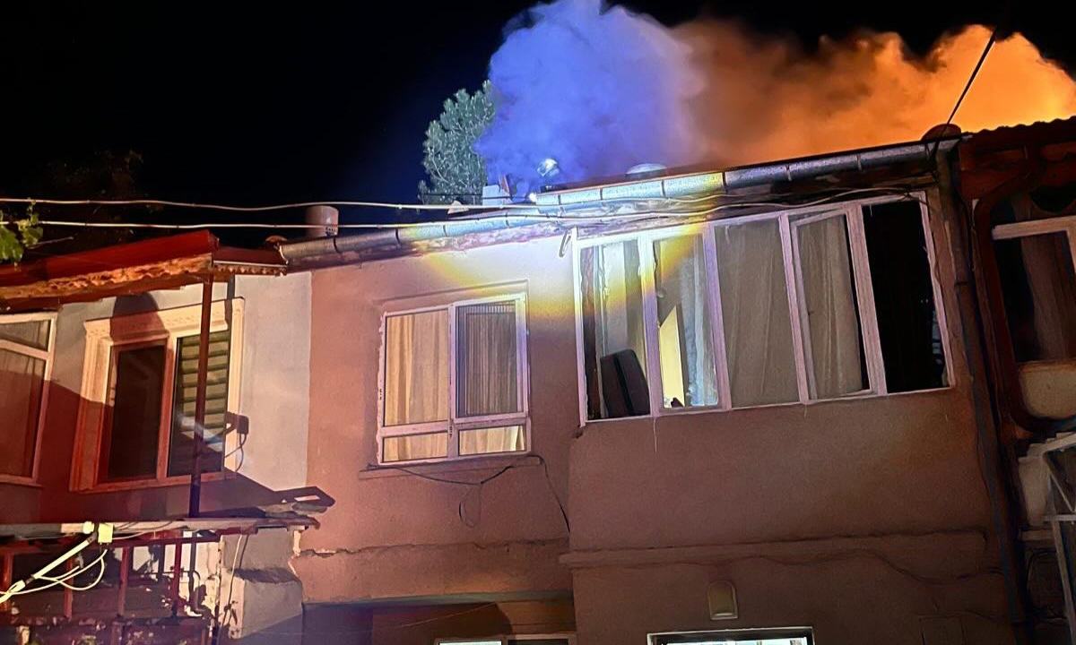 Isparta Davraz Mahallesi 3930 Sokak'ta bulunan bir evde baca yangını meydana geldi. Edinilen bilgilere göre, evin bacasından yükselen dumanları ve alevleri fark eden çevredeki vatandaşlar durumu vakit kaybetmeden 112 Acil Çağrı Merkezi’ne bildirdi. İhbar üzerine bölgeye Isparta Belediyesi itfaiye ekipleri sevk edildi.

Kısa sürede olay yerine ulaşan ekipler, baca yangınına anında müdahale ederek alevlerin çatıya ve eve sıçramasını engelledi. Yangın başarılı bir şekilde kontrol altına alınırken, olayda şans eseri herhangi bir yaralanma ya da can kaybı yaşanmadı. İtfaiye ekiplerinin gerçekleştirdiği soğutma çalışmalarının ardından evde inceleme yapıldı. İlk tespitlere göre yangının, bacada biriken kurumların tutuşmasından kaynaklandığı değerlendiriliyor.