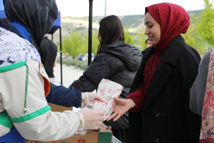 ISUBÜ’de 5. Balık Ekmek Şenliği Coşkusu: 5 Bin Balık Ekmek İkram Edildi