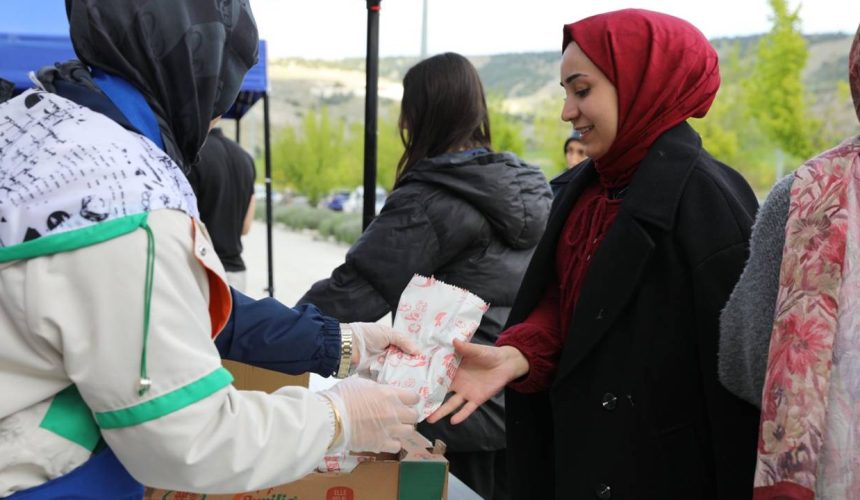 ISUBÜ’de 5. Balık Ekmek Şenliği Coşkusu: 5 Bin Balık Ekmek İkram Edildi