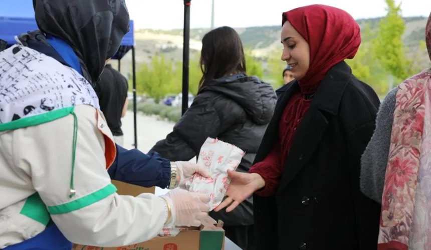 ISUBÜ’de 5. Balık Ekmek Şenliği Coşkusu: 5 Bin Balık Ekmek İkram Edildi