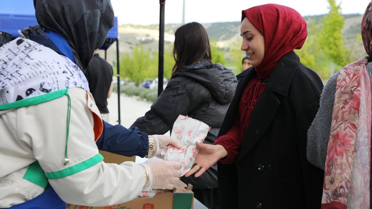 ISUBÜ’de 5. Balık Ekmek Şenliği Coşkusu: 5 Bin Balık Ekmek İkram Edildi