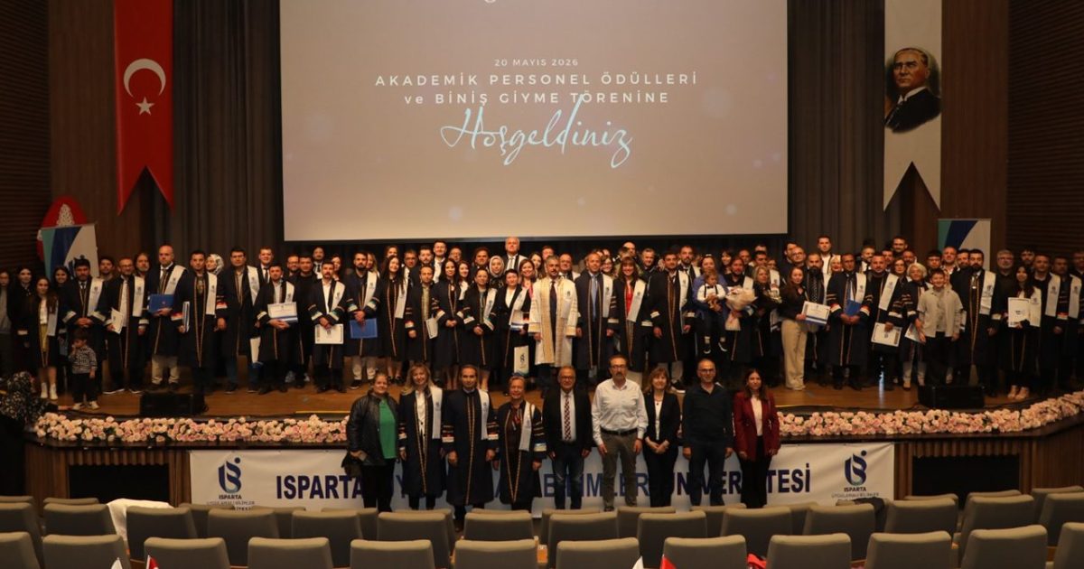 ISUBÜ’de 8. Yıl Coşkusu: Akademik Ödüller Ve Biniş Giyme Töreni Görkemli Geçti!