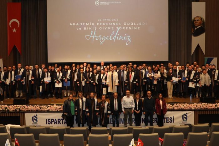 ISUBÜ’de 8. Yıl Coşkusu: Akademik Ödüller Ve Biniş Giyme Töreni Görkemli Geçti!