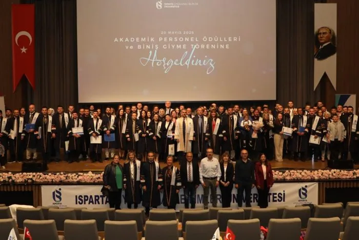 ISUBÜ’de 8. Yıl Coşkusu: Akademik Ödüller Ve Biniş Giyme Töreni Görkemli Geçti!