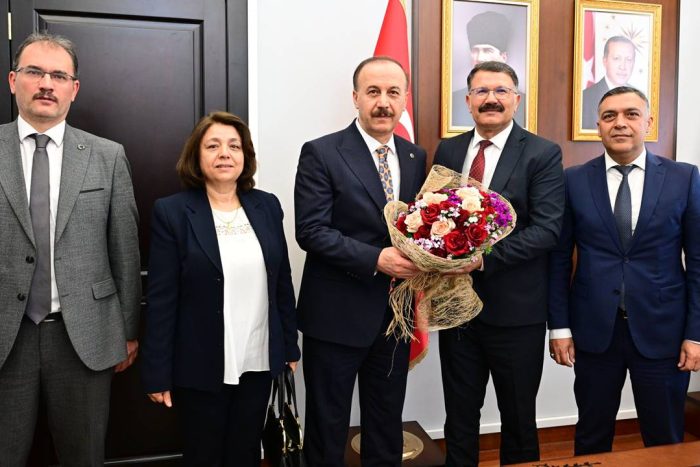 Sosyal Güvenlik Haftası’nda SGK heyetini kabul eden Isparta Valisi Abdullah Erin, sistemin önemine dair kritik vurgular yaptı. Vali Erin, "Vatandaşımızın haklarına hızlı ve kaliteli ulaşımı önceliğimizdir" diyerek kurum çalışanlarına tam not verdi.
Isparta Sosyal Güvenlik İl Müdürü Bayram Balban ve beraberindeki heyet, 11-17 Mayıs Sosyal Güvenlik Haftası kapsamında Vali Abdullah Erin’i makamında ziyaret etti. Şehrin sosyal güvenlik karnesinin ve gelecek hedeflerinin konuşulduğu ziyarette Vali Erin, çalışanların haftasını kutlayarak önemli mesajlar verdi.
"Hizmet Kalitesi Artarak Sürecek"
Vali Erin, sosyal güvenlik teşkilatının devlet ile vatandaş arasındaki en önemli köprülerden biri olduğunu belirterek; "Vatandaşlarımızın hayat standartlarını koruyan, onlara huzurlu bir gelecek sunan bu yapının her kademesinde görev yapan arkadaşlarımıza teşekkür ediyorum. Isparta'da hizmet kalitesini daha da yukarı taşıyacağız" dedi.
Bayram Balban: "Sorumluluğumuzun Bilincindeyiz"
SGK İl Müdürü Bayram Balban ise Vali Erin’e kurumun il genelindeki projeleri ve hafta boyunca sürecek olan farkındalık çalışmaları hakkında bilgi verdi. Balban, kayıtlı istihdamı teşvik eden yaklaşımlarının Vali Erin’in destekleriyle daha güçlü bir şekilde sahaya yansıdığını ifade etti.