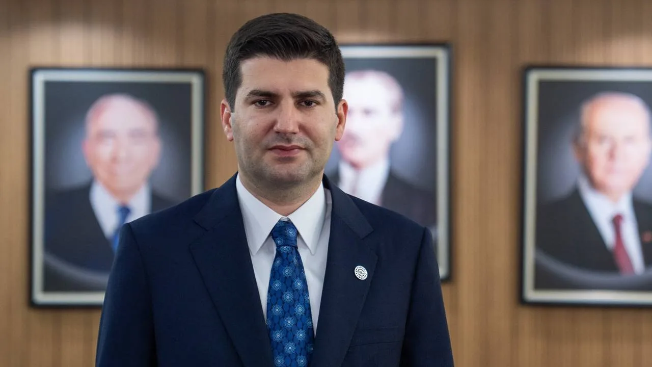 Ülkü Ocakları Eğitim ve Kültür Vakfı Genel Başkanı Ahmet Yiğit Yıldırım, 19 Mayıs'ta gerçekleştirilecek Türk Gençliği Büyük Kurultayı'na ilişkin hazırlıkların tamamlandığını bildirdi. MHP Genel Başkanı Devlet Bahçeli'nin kurultayda gençlere hitap edeceğini söyleyen Yıldırım, tüm gençleri kurultaya davet ederek, "19 Mayıs'ta İstiklal'in ışığında Türk Yüzyılı'na nasıl yürüdüğümüzü herkese göstereceğiz." ifadesini kullandı

"Buradaki amacımız sadece konuşan değil, fikir üreten, çözüm geliştiren ve geleceğe yön veren bir gençlik yapısını ortaya koymaktı. Hazırladığımız çalıştay raporunun sonuç bildirgesini de kurultay gününde kamuoyuyla paylaşacağız. Kurultayımızın en büyük adımlarından bir tanesi de kurultayımız kapsamında gerçekleştirilen teknolojik, teknoloji ve inovasyon fuarı da bu anlamda büyük bir önem arz ediyor. Çünkü biz gençlerimizin enerjisini sokağa değil, istikbale yönlendiriyoruz. Üreten, geliştiren ve yön veren bir nesil olmalarını istiyoruz."

Ahmet Yiğit Yıldırım, MHP Genel Başkanı Devlet Bahçeli'nin, Türk Yüzyılı'nı hedef gösterdiğini ve 21. yüzyılı Türk asrı yapacak kadroların Ülkü Ocakları Eğitim ve Kültür Vakfı çatısı altında yetiştirilmesi için çalışmalarının devam ettiğini aktardı.

Yıldırım, Genel Başkan Bahçeli'nin gençliğe büyük önem verdiğini ve Türk ile Türkiye Yüzyılı'nı gerçekleştirecek gençlere geniş imkanlar tanıdığını vurguladı.

"ANKARA'DAN DÜNYAYA ÇOK GÜÇLÜ BİR MESAJ VERİLECEK"
MHP Genel Başkanı Devlet Bahçeli'nin kurultayda gençlere hitap edeceğini söyleyen Yıldırım, tüm gençleri kurultaya davet ederek, "19 Mayıs'ta İstiklal'in ışığında Türk Yüzyılı'na nasıl yürüdüğümüzü herkese göstereceğiz." ifadesini kullandı.

Ahmet Yiğit Yıldırım, Kurultay programı kapsamında Asena Teşkilatları'nda spor müsabakalarında şampiyonluk kazanan üyelere plaket takdim edileceğini, ardından Ülkü Ocakları Genel Merkez sanatçılarının sahne alacağını dile getirdi.

Programa, Türkiye'nin dört bir yanından ve Türk dünyasından çok sayıda gencin katılacağını aktaran Yıldırım, "İnşallah yüz binlerce bozkurdumuzu Ankara'da göreceğiz" dedi.

Kurultayda, Türk gençliğinin, Ankara'dan dünyaya çok güçlü bir mesaj vereceğini vurgulayan Yıldırım, şunları kaydetti:

"Bu tablo, Türkiye üzerinde hesap yapan çevrelere Türk gençliğinin iradesini ve kararlılığını bir kere daha gösterecektir. Çok disiplinli, çok muntazam, milli şuurun yüksek olduğu bir gençliğin aslında burada yetiştiğini göreceğiz. Çünkü biz gençliğimize güveniyoruz. Gençliğimizin geleceğimiz olduğunu biliyoruz. Bir takım çevreler gençlerimizi ötekileştirirken, onları vurdumduymazlıkla, nemelazımcılıkla, şuursuzlukla suçlarken aslında biz ne kadar şuurlu, ahlaklı, vatansever, bilinçli ve kültürlü bir gençlik yetiştirdiğimizi bu salonda göstermiş olacağız."

KURULTAY KAPSAMINDA TEKNO OCAK FESTİVALİ DÜZENLENECEK
Öte yandan Yıldırım, kurultay kapsamında düzenlenecek Tekno Ocak Festivali'nin de büyük önem taşıdığını belirtti.

"Biz, gençlerimizin enerjisini sokağa değil, istikbale yönlendiriyoruz. Üreten, geliştiren ve yön veren bir nesil olmalarını istiyoruz" diyen Yıldırım, festivalde üniversite öğrencilerinin geliştirdiği projelerin sergileneceğini bildirdi.

Tekno Ocak Festivali'nin, kurultayın ardından ATO Congresium'da gerçekleştirileceğini dile getiren Yıldırım, kurultaya katılan misafirlerin de festivali ziyaret edebileceğini söyledi.

FESTİVALDE "GÖKTAY" VE "TÜRKAN" DA TANITILACAK
MHP Genel Başkanı Bahçeli'nin isimlerini bizzat verdiği, İzmir ve Bursa Ülkü Ocakları tarafından geliştirilen "Göktay 1" ve "Göktay 2" yarış araçları ile "Türkan" insansız hava aracının da festivalin öne çıkan unsurları arasında yer alacağını ifade eden Yıldırım, sözlerini şöyle sürdürdü:

"İlk deneme sürüşlerini gerçekleştireceğiz. Arkadaşlarımız burada yapılacak yarışmalar sonrasında da çalışmalarını hızlandıracaklar. Göktay 1, Göktay 2 başta olmak üzere birçok projemizle yurt dışında Türk gençliğini temsil edecekler. İnşallah başarılarla beraber hepsi göğsümüzü kabartacaklar. Bu tablo aynı zamanda Türk gençliğinin bilimde, teknolojide ve savunma alanında neler gerçekleştirebileceğini de ortaya koyacaktır. Liderimizin yetişmesini arzu ettiği gençlik sadece kalabalık bir gençlik değildir. Disiplinli, ahlaklı, vatan sevgisi ve milli şuuru yüksek olan bir gençliktir. İnşallah bu salonda da Kurultay gününde bunu hep birlikte göreceğiz. Gençlerimizin ne kadar disiplinli olduğunu, ne kadar ahlaklı olduğunu, milli şuurunun ne kadar yüksek olduğunu ve teknoloji anlamında neler geliştirdiğini, ne kadar nitelikli olduğunu göstermiş olacağız."