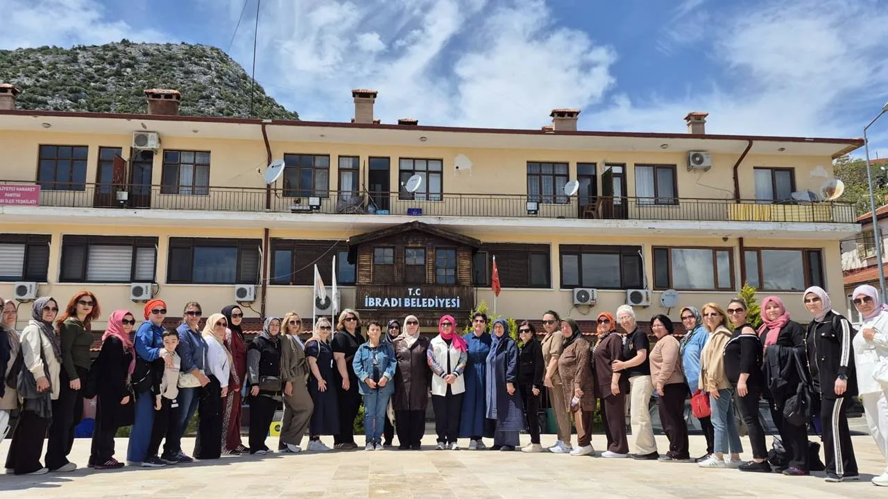 AK Parti Isparta İl Kadın Kolları Başkanı Dilek Gündüz ve beraberindeki heyet, Antalya'nın İbradı ilçesini ziyaret ederek Belediye Başkanı Hatice Sekmen ile bir araya geldi. Ziyarette komşu iki şehir arasındaki bağlar ve yerel yönetim çalışmaları ele alındı.

İbradı’nın Tarihi Evlerinde AK Kadınlar Buluştu
Isparta AK Parti İl Kadın Kolları Başkanı Dilek Gündüz, yönetim kurulu üyeleri ve ilçe kadın kolları başkanlarıyla birlikte, tarihi düğmeli evleriyle meşhur İbradı ilçesine bir ziyaret gerçekleştirdi. AK Partili İbradı Belediyesi’nin ev sahipliğinde gerçekleşen ziyarette, bölgenin kültürel mirası ve kadınların yerel yönetimlerdeki gücü vurgulandı.

Başkan Sekmen’e Teşekkür
İbradı Belediye Başkanı Hatice Sekmen’in misafirperverliğinden duyduğu memnuniyeti dile getiren Dilek Gündüz, ziyaretin ardından şu mesajı paylaştı:

"Tarihi dokusu ve düğmeli evleriyle meşhur AK Partili Belediyemiz İbradı ilçemizi ziyaret ettik. Ziyaretimizde bizlere göstermiş oldukları ilgi ve misafirperverliklerinden dolayı İbradı Belediye Başkanımız Sn. Hatice Sekmen’e çok teşekkür ederiz."

Teşkilat Çalışmaları Masaya Yatırıldı
Isparta ve Antalya arasındaki komşuluk ilişkilerinin yanı sıra, kadın kollarının teşkilat çalışmaları ve sosyal projeleri üzerine görüş alışverişinde bulunulan ziyaret, çekilen hatıra fotoğraflarıyla son buldu.