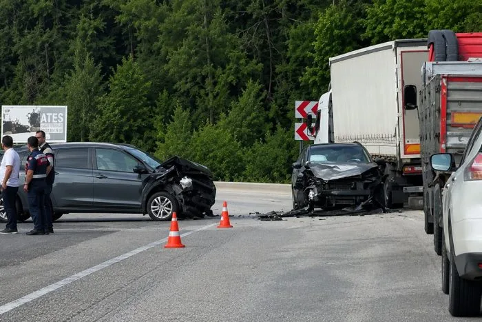 Isparta-Antalya Karayolunda Zincirleme Kaza: 1 Yaralı